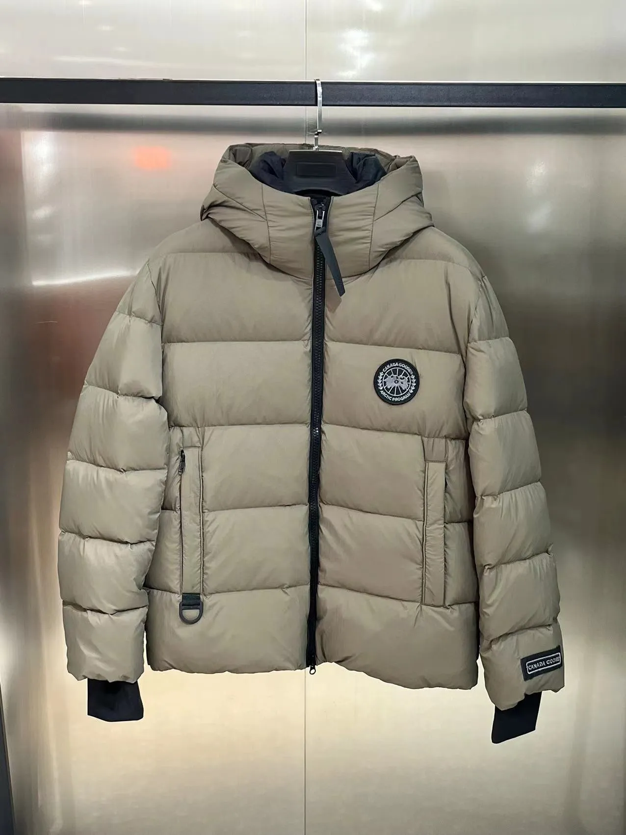 P940 2️⃣0️⃣2️⃣4️⃣The latest Canada goose black label down jacket. The goose black label down jacket is a must-have in the outerwear industry! The latest designer styles! The goose down jacket has always been a popular element of fashion and is loved by experts from all walks of life! Fashionable hooded cut, high-end customer-supplied fine goose down, high resilience, smooth zipper, strong and firm. Pockets on both sides can store small items, free your hands, and you can go out without worries. It can also meet the need of putting your hands in your pockets👏👏Produced by Big Goose, it can be used as a group uniform by many celebrities. This down jacket uses a double-layer anti-down lining design, which has strong windproof performance and will be very warm in winter! New standard 90% goose down filling, high fluffiness, windproof hooded design. When walking outdoors, pull the collar to the highest position, put your hands in the pockets and it will be very warm. It can be easily controlled by all body types! The interior is equipped with an elastic snow skirt design for better wrapping. The simple and neat style design highlights the masculine temperament. The impeccable style is classic and never goes out of style. It is warm and practical, and it is versatile! You can enter with your eyes closed!  Size: XS-XXL Color: black gray